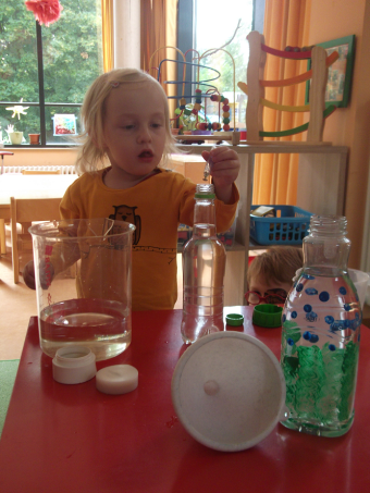 Auch die Kleinen sind von dem Experiment "Flaschengeist" sehr begeistert.