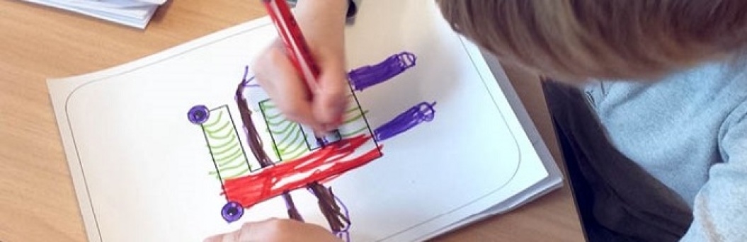 Ein Kind illustriert ein Buch