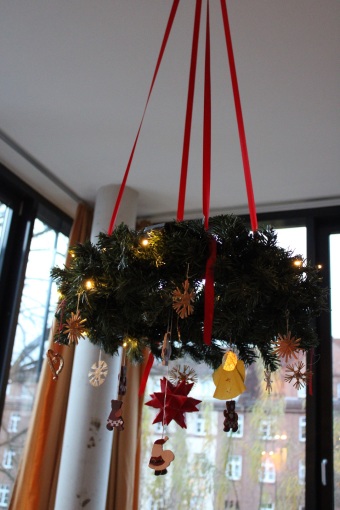 Ein Weihnachtskranz hängt an der Decke, den die Kinder geschmückt haben.