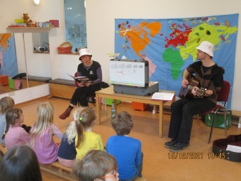 Die Kinder hören gespannt einer Geschichte zu.