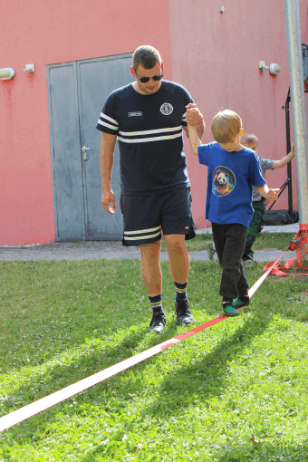 Kind steht auf der Slackline