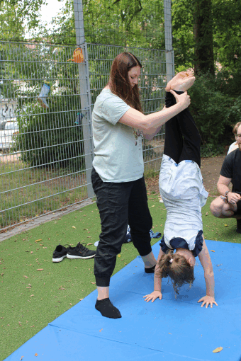 Ein Kind übt den Handstand