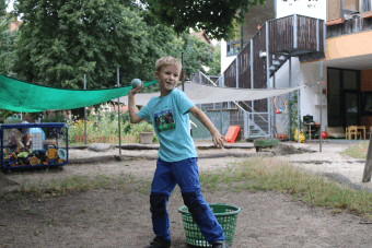 Junge wirft mit Ball