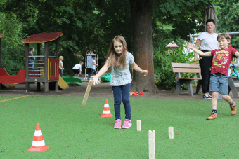 Kind wirft ein Holz