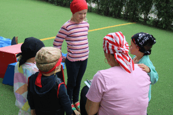 Kinder sitzen im Kreis