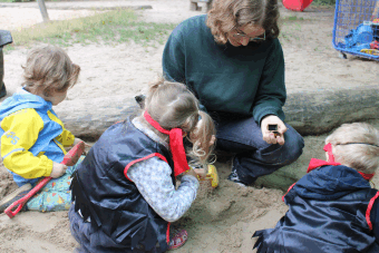 Kinder suchen im Sandkasten nach Schätzen