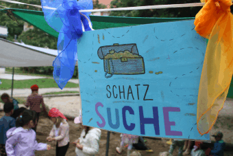 Schild mit Bezeichnung der Schatzsuche