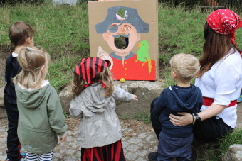 Kinder werfen Bälle auf Pirat
