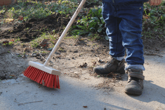 Bild auf dem Beine und Arbeitsgeräte zu sehen sind 