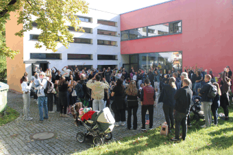 Viele Menschen stehen im Kreis zusammen 