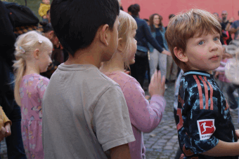 Kinder heben Hände