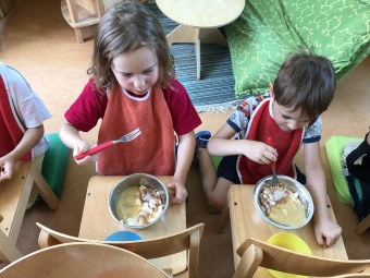 Kinder essen mit Gabel statt Löffel den Milchreis